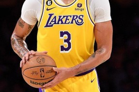 开云体育-浓眉哥重返赛场，刷新纪录首场状态出色，TL观众沸腾！