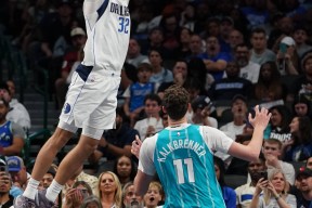 浓眉哥在独行侠比赛中高光表现，战术调整引发热议！的简单介绍